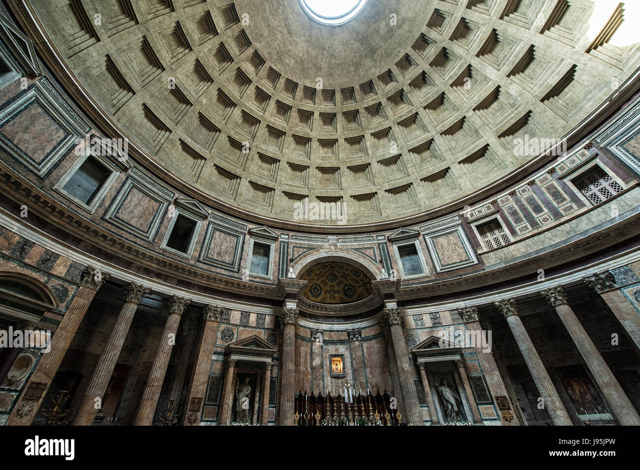 Rome, Italy. 04th June, 2017. The Pantheon of Rome, Italy, some minutes before the Pentecost missa, that will end with the famous throw of the red roses by the hole of the dome Credit: Realy Easy Star/Alamy Live News Stock Photo