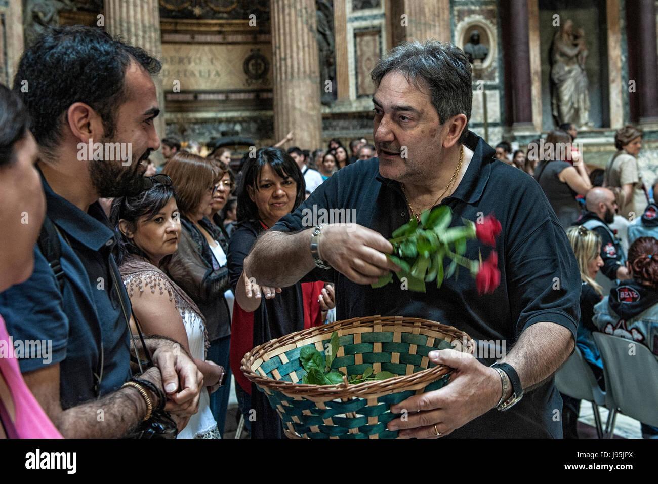 Rome, Italy. 04th June, 2017. A man distributes red roses to the Pentecost participant in the Pantheon of Rome, Italy, which will end with the launch of red roses Credit: Realy Easy Star/Alamy Live News Stock Photo