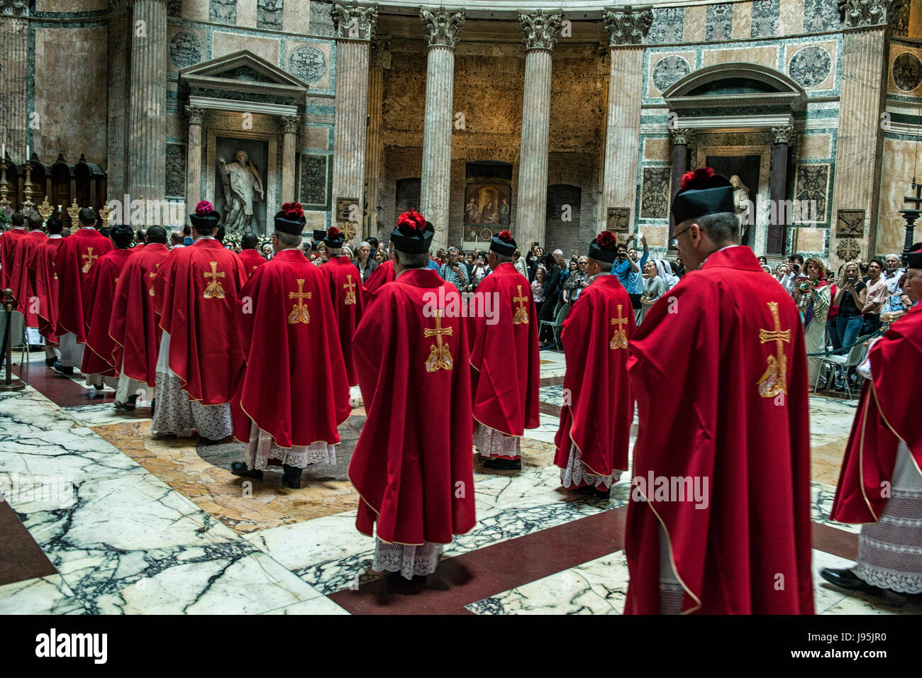 Rome, Italy. 04th June, 2017. The priests enter in the Pantheon of Rome, Italy, to celebrate the Pentecost missa, that will end with the throw of the red roses Credit: Realy Easy Star/Alamy Live News Stock Photo