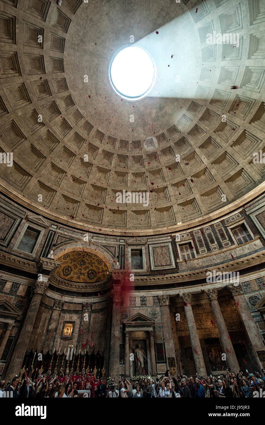Rome, Italy. 04th June, 2017. Red roses are thrown by firemen from the hole on the Pantheon dome of Rome, Italy, at the end of the Pentecost missa Credit: Realy Easy Star/Alamy Live News Stock Photo