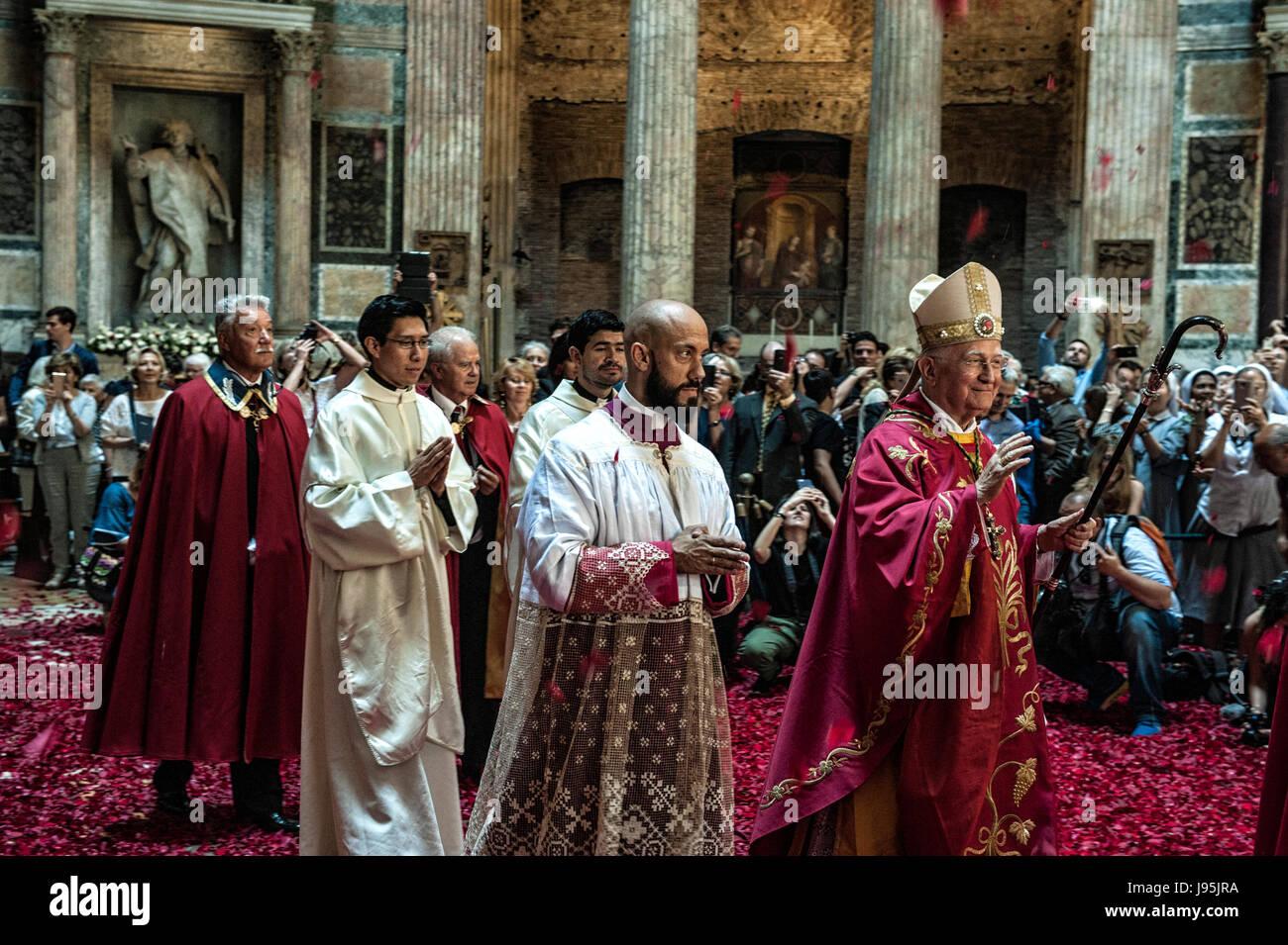 Rome, Italy. 04th June, 2017. The bishop going out from Pantheon of Rome, Italy, after the Pentecost missa, during the throw of the roses by the hole of the dome Credit: Realy Easy Star/Alamy Live News Stock Photo