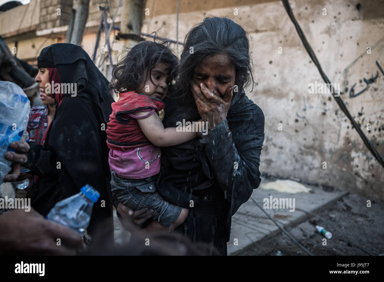 dpatop - Civilians flee heavy fighting between the Iraqi army and terrorist group Islamic State (IS) in Al-Zinjili, west Mosul, Iraq, 4 June 2017. Photo: Andrea DiCenzo/dpa Stock Photo