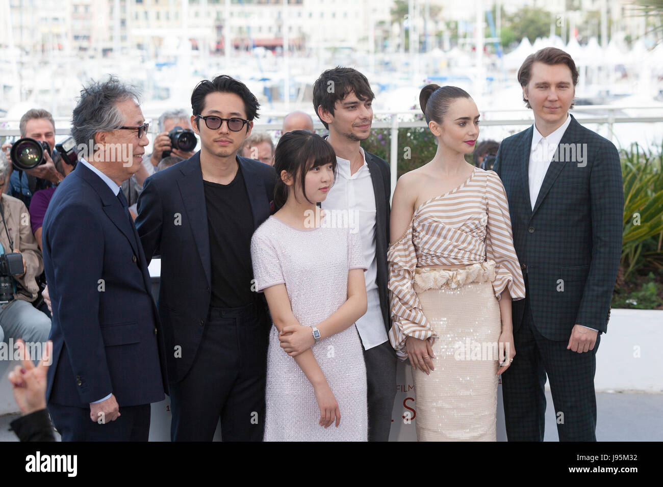 CANNES, FRANCE - MAY 19: (L-R) Actors Byung Heebong, Steven Yeun, Ahn Seo-Hyun, Devon Bostick, Lily Collins and Paul Dano attend the 'Okja' photocall during the 70th annual Cannes Film Festival at Palais des Festivals on May 19, 2017 in Cannes, France. Laurent Koffel/Alamy Live News Stock Photo
