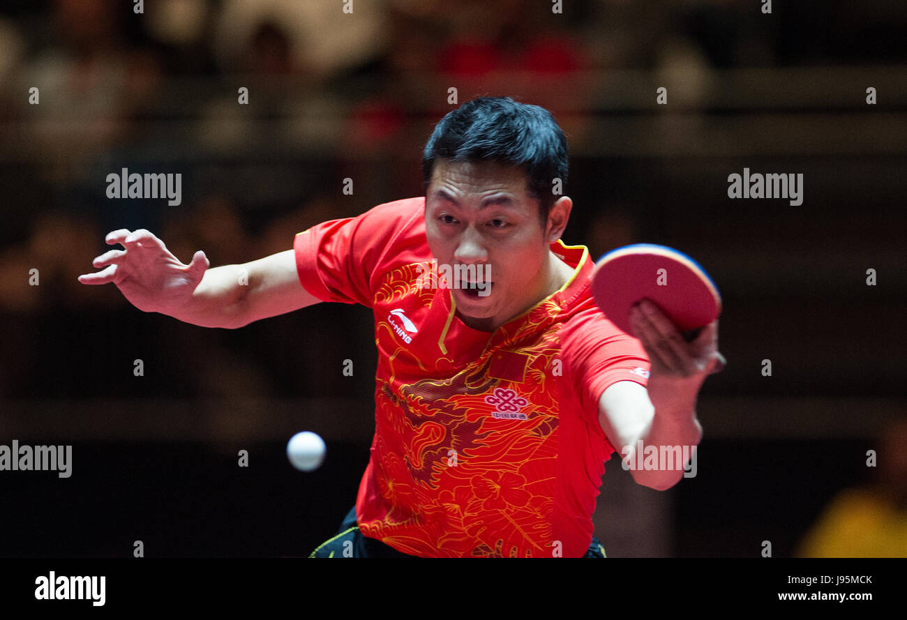 Duesseldorf, Germany. 5th May, 2017. Chinese table tennis player Xu Xing in action against his Chinese opponent Ma Long at the Table Tennis World Championships in the exposition halls in Duesseldorf, Germany, 5 May 2017. Photo: Jonas Güttler/dpa/Alamy Live News Stock Photo