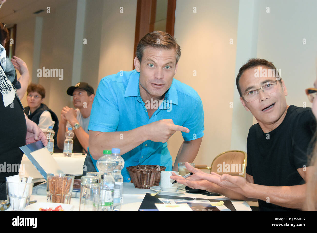 Mark dacascos scott wolf double hi-res stock photography and images - Alamy