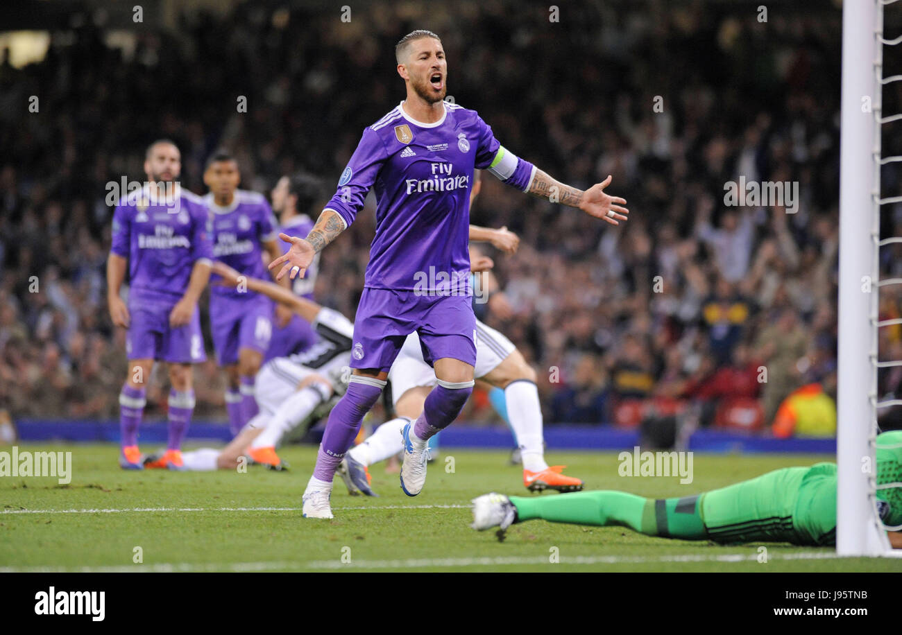 Sergio Ramos of Real Madrid and Mario Mandzukic of Juventus clash