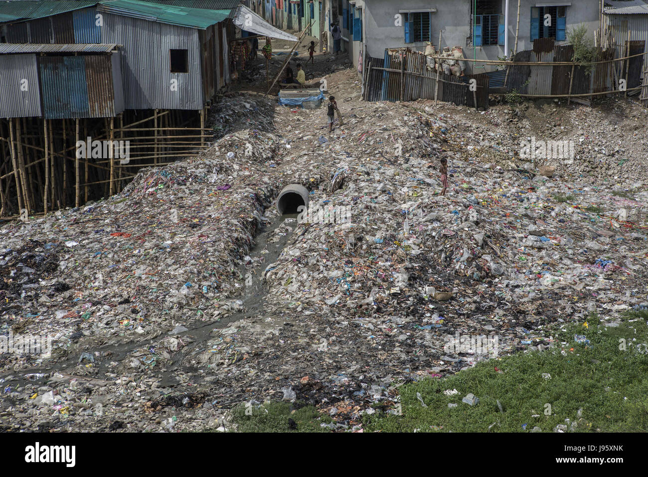 Dhaka, Dhaka, Bangladesh. 19th May, 2017. A drain blocked with plastic