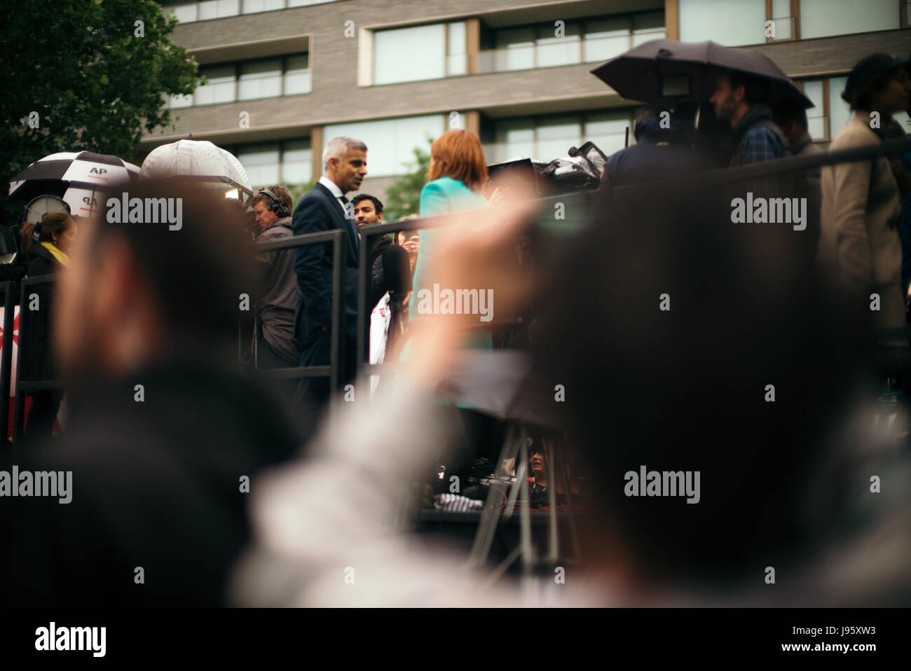 London, UK. 5th June, 2017. Crowds gather in Potters Field Park to pay respects and stand vigil after the acts of Terror the previous night on London Bridge, and Borough. Credit: Simon King/ Alamy Live News Stock Photo