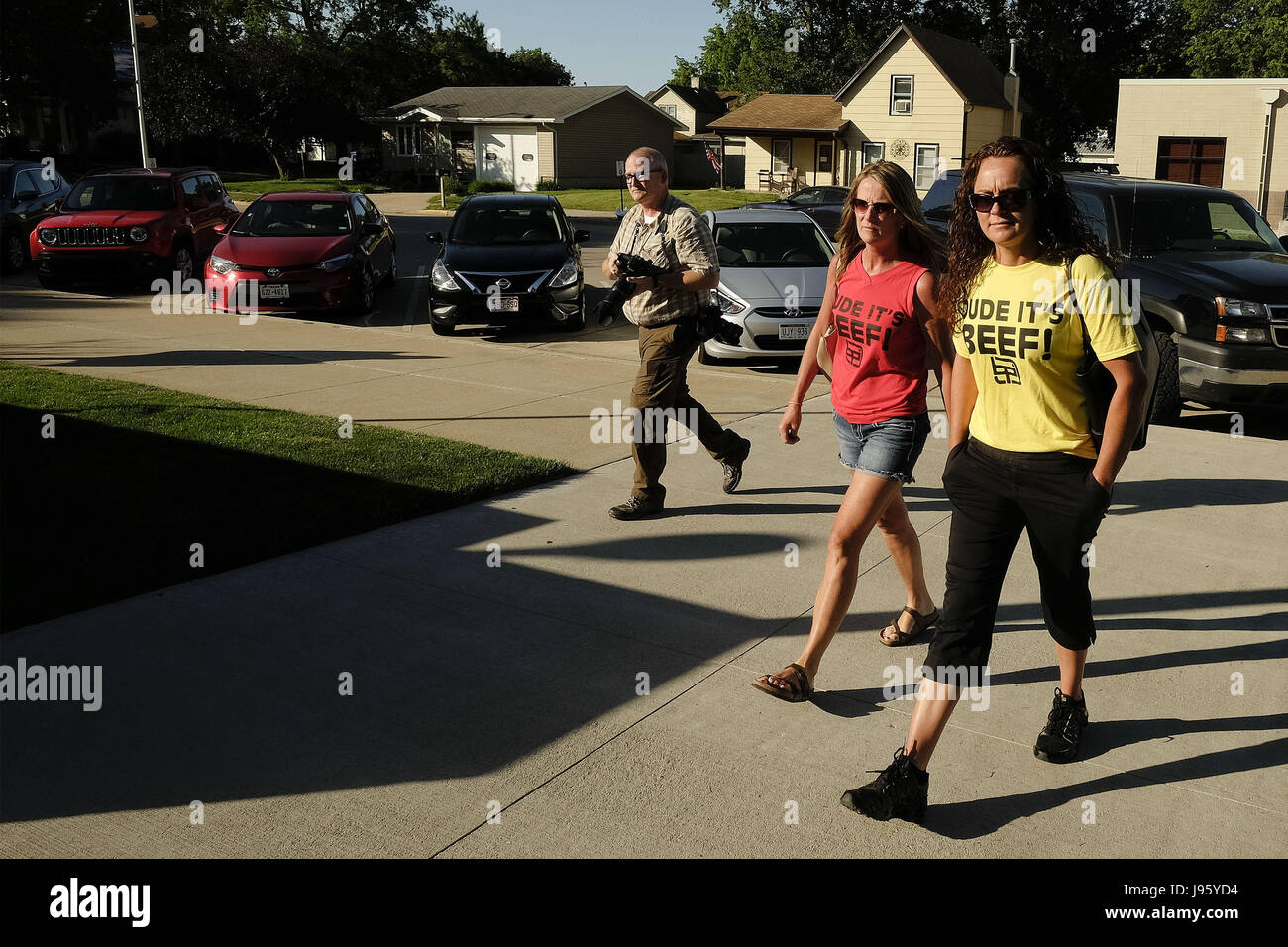 Elk Point, SOUTH DAKOTA, USA. 5th June, 2017. Two supporters of Beef