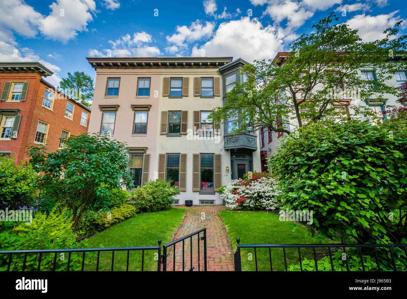 Gardens and row houses in Bolton Hill, Baltimore, Maryland Stock Photo