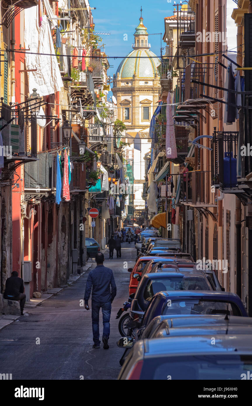 Contrast in Palermo: Cathedral as seen from Via Porta di Castro Stock Photo  - Alamy