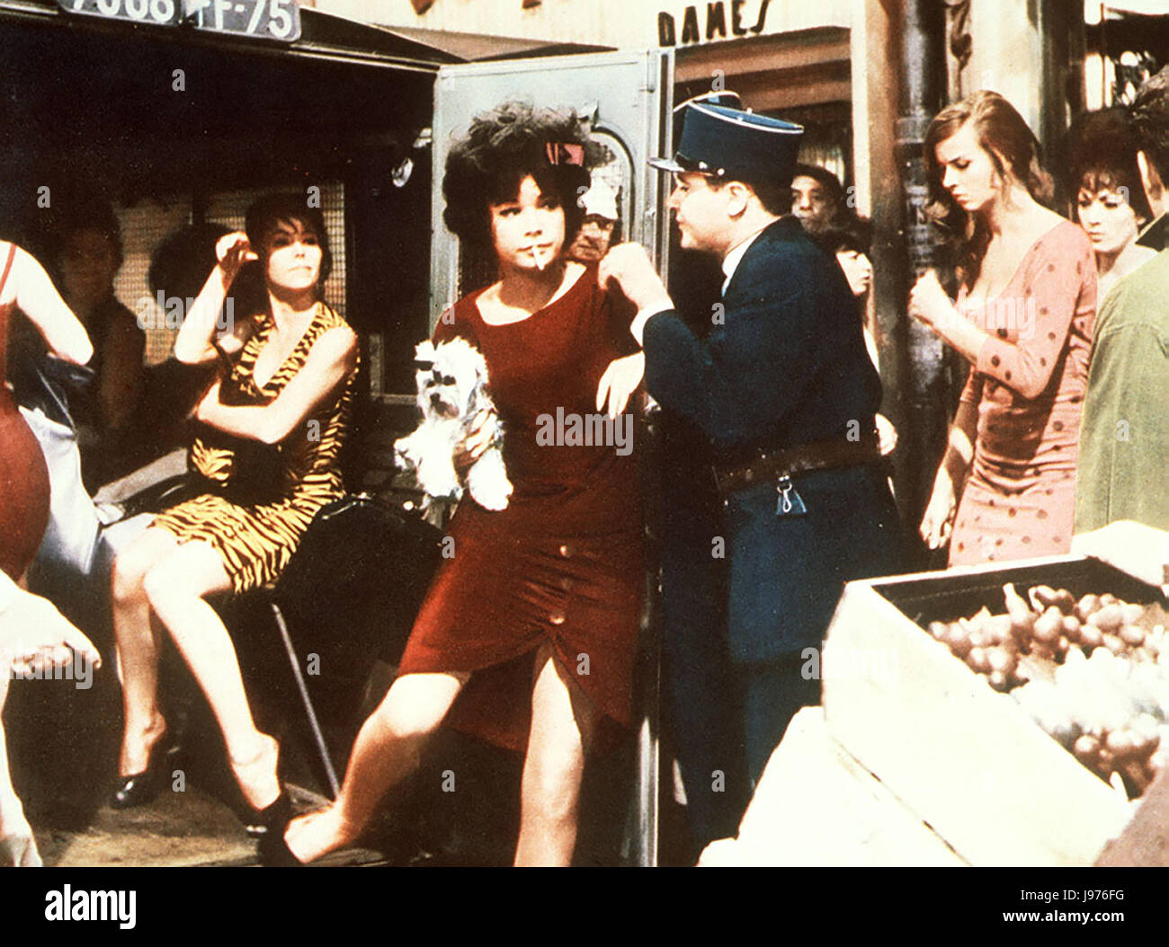 DAS MÄDCHEN IRMA LA DOUCE USA 1962 - Billy Wilder Der entlassene Polizist Nestor Patou (JACK LEMMON) spannt einem brutalen Zuhälter das naive Straßenmädchen Irma La Douce (SHIRLEY MacLAINE) aus und führt sie zum Traualtar ... Regie: Billy Wilder aka. Irma la Douce Stock Photo