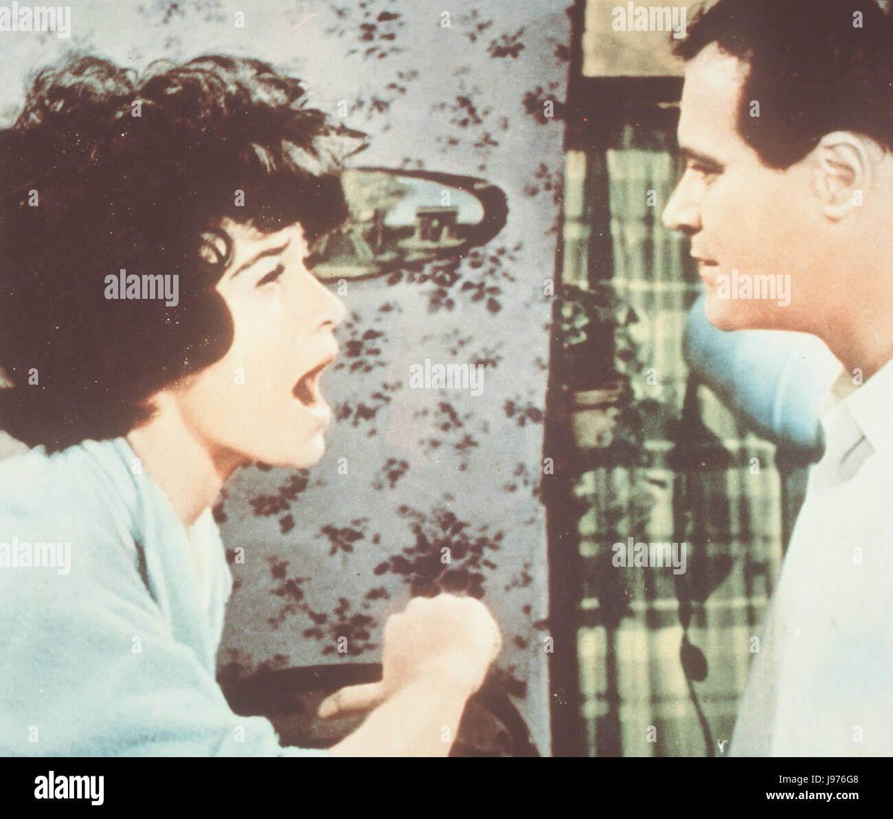 DAS MÄDCHEN IRMA LA DOUCE USA 1962 - Billy Wilder Der entlassene Polizist Nestor Patou (JACK LEMMON) spannt einem brutalen Zuhälter das naive Straßenmädchen Irma La Douce (SHIRLEY MacLAINE) aus und führt sie zum Traualtar ... Regie: Billy Wilder aka. Irma la Douce Stock Photo