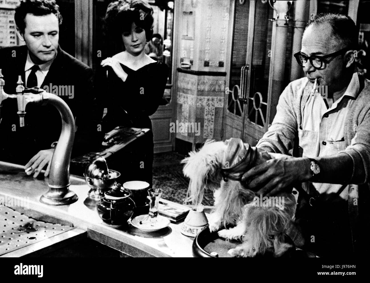 DAS MÄDCHEN IRMA LA DOUCE USA 1962 JACK LEMMON und SHIRLEY MACLAINE während der Dreharbeiten. Hier bekommen sie eine Regieanweisung von BILLY WILDER. Regie: Billy Wilder aka. Irma La Douce Stock Photo