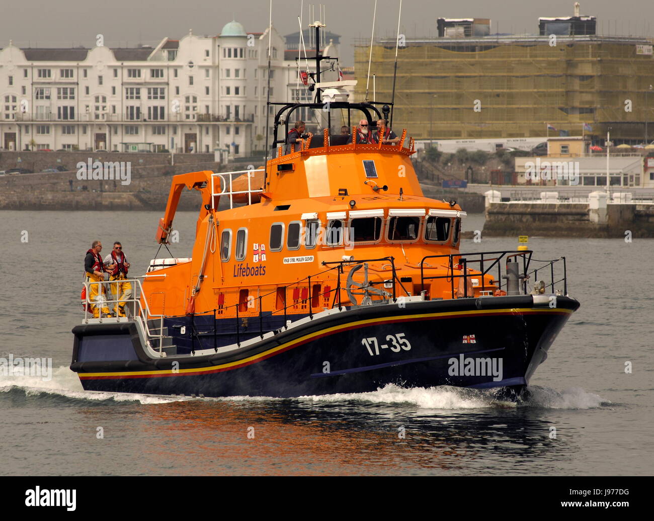 AJAXNETPHOTO. 29TH MAY, 2017. PLYMOUTH, ENGLAND. - LIFEBOAT - RNLB LIFEBOAT SYBIL MULLEN GLOVER HEADING FOR THE BARBICAN DOCK. PHOTO:JONATHAN EASTLAND/AJAX REF:D172905 6528 Stock Photo