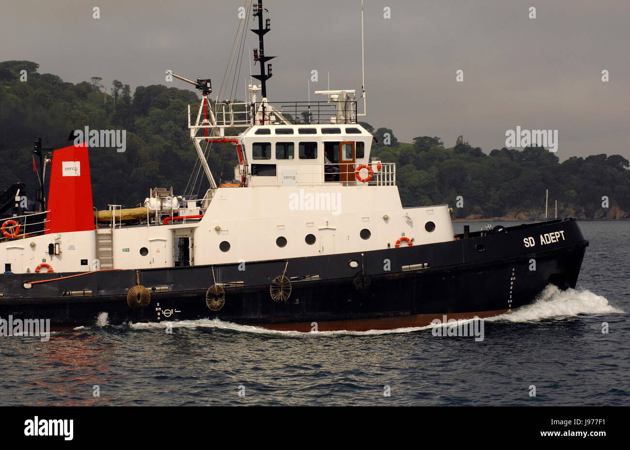 AJAXNETPHOTO. 28TH MAY, 2017. PLYMOUTH, ENGLAND. - HARBOUR TUGS - SD ADEPT RETURNING TO HARBOUR AFTER MANOEUVERING RFA SHIP MOUNTS BAY OUT OF THE SOUND. PHOTO:JONATHAN EASTLAND/AJAX REF:D172905 6537 Stock Photo