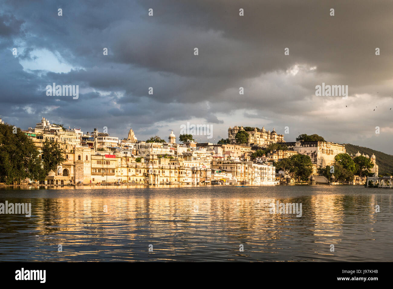 Sunset over lake Pichola with Udaipur old town lakefront and the City Palace in Rajasthan, India Stock Photo