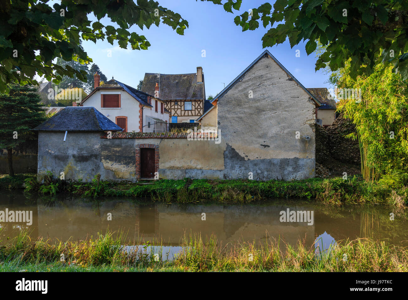 France, Berry, Cher, la Chapelle-d'Angillon, old houses along the Petite Sauldre Stock Photo
