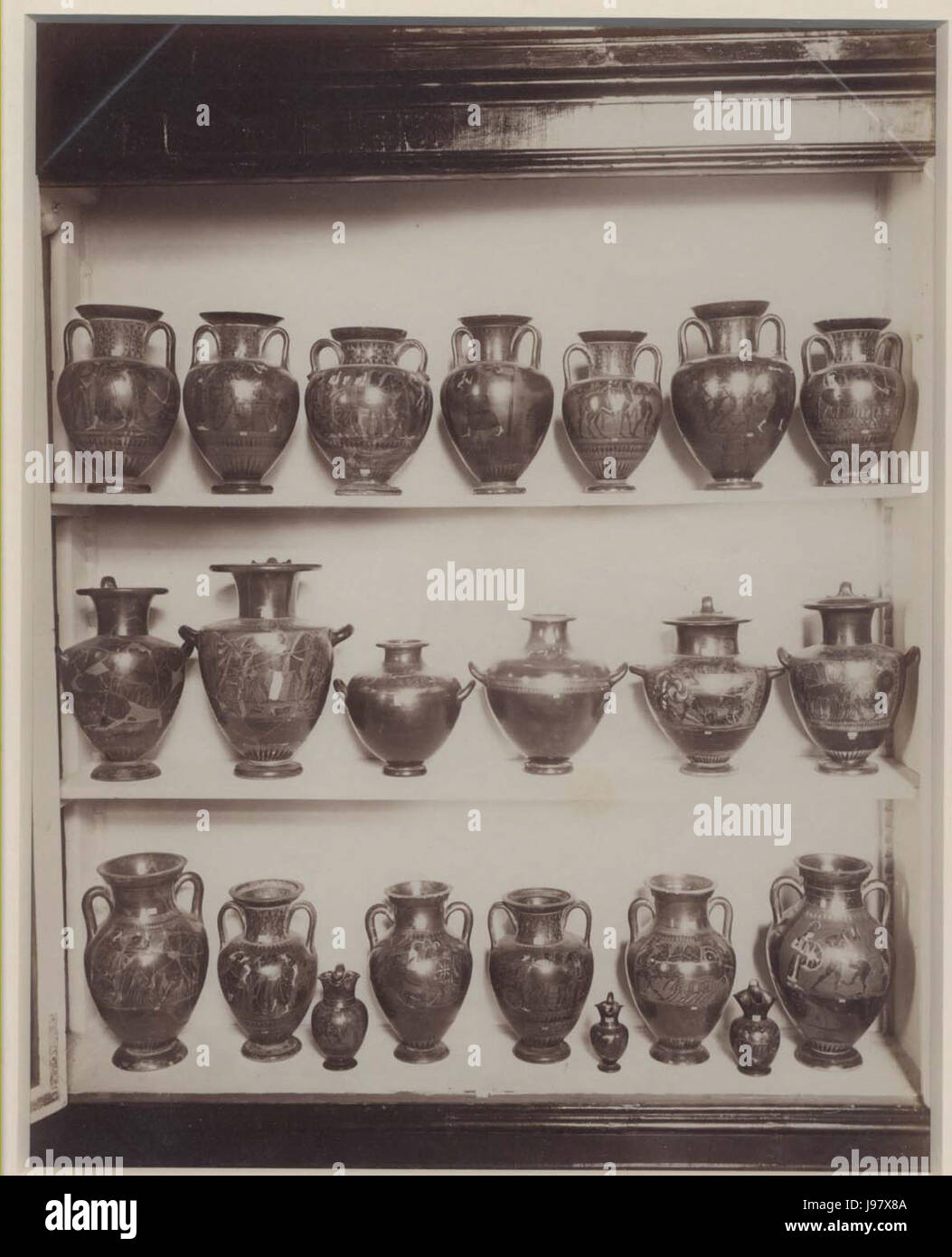 Sommer, Giorgio (1834 1914)   Vasi antichi nel Museo archeologico nazionale di Napoli   02 Stock Photo