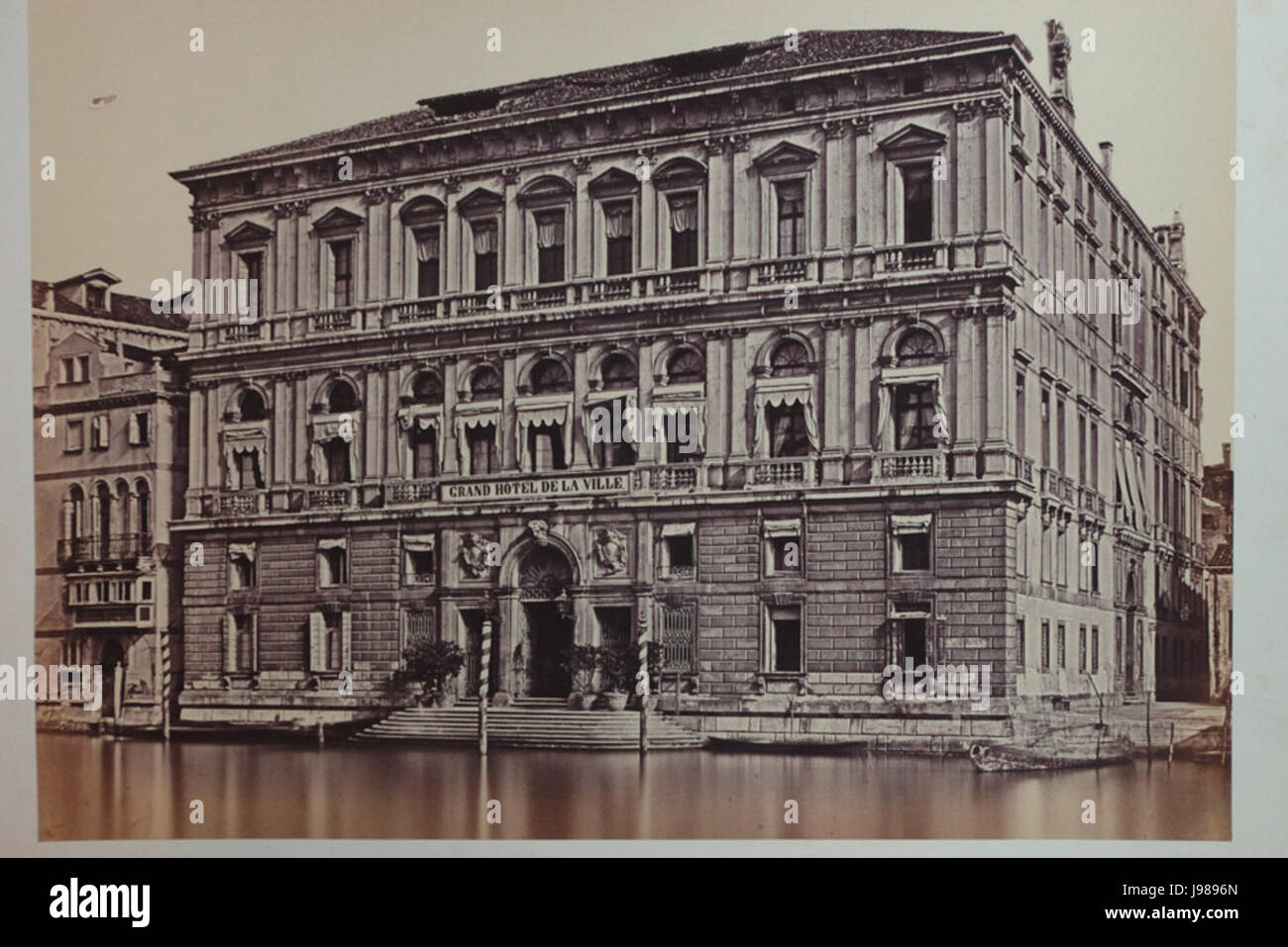 Renaissance style venetian palazzo hi-res stock photography and images ...