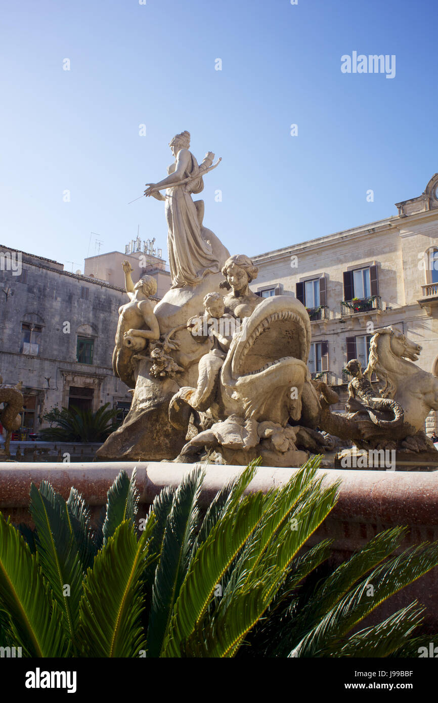 monument,statue,tourism,sicily,syracuse,artemide fountain,diana