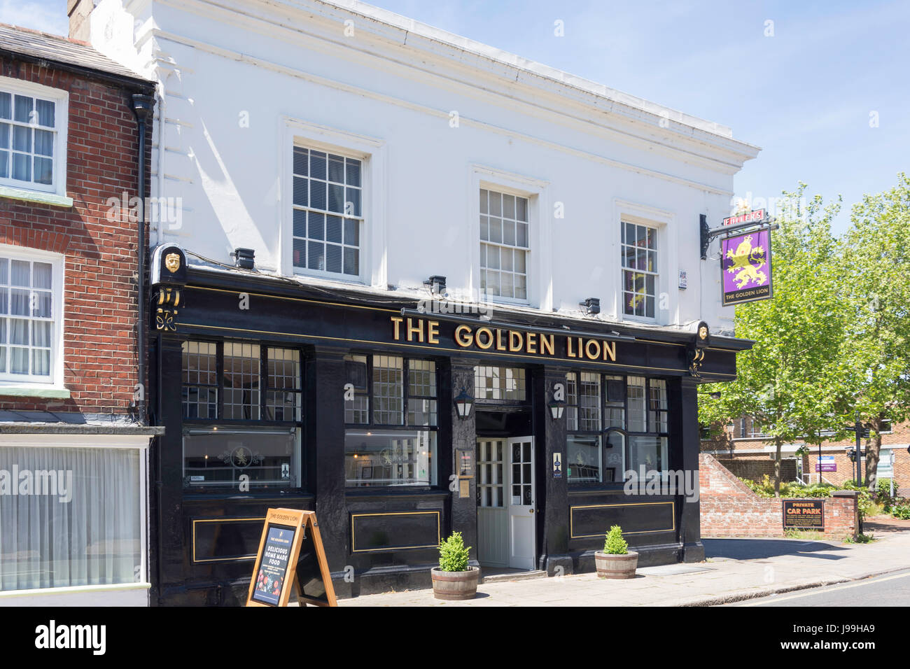The Golden Lion Pub, High Street, Fareham, Hampshire, England, United Kingdom Stock Photo