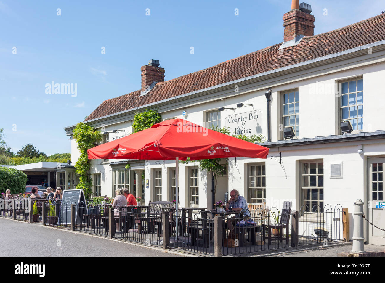 The White Lion Pub, Reading Road, Yateley, Hampshire, England, United Kingdom Stock Photo