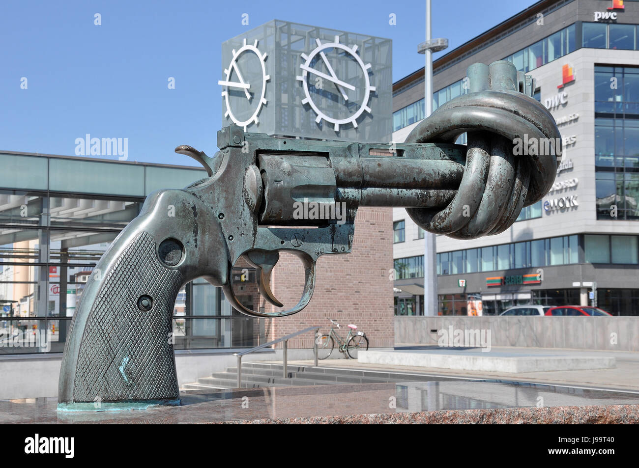 Non Violence, a sculpture by Carl Fredrik Reutersward on display in Malmo, Sweden. Knotted gun Stock Photo