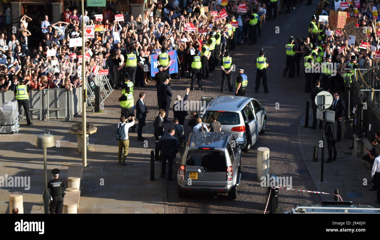 Cambridge, UK. 31st May 2017. Jeremy Corbyn acknowledges the crowds on King's Parade as he arrives for the BBC Election Debate at Senate House in Cambridge. Credit: Ben Grant/Alamy Live News Stock Photo