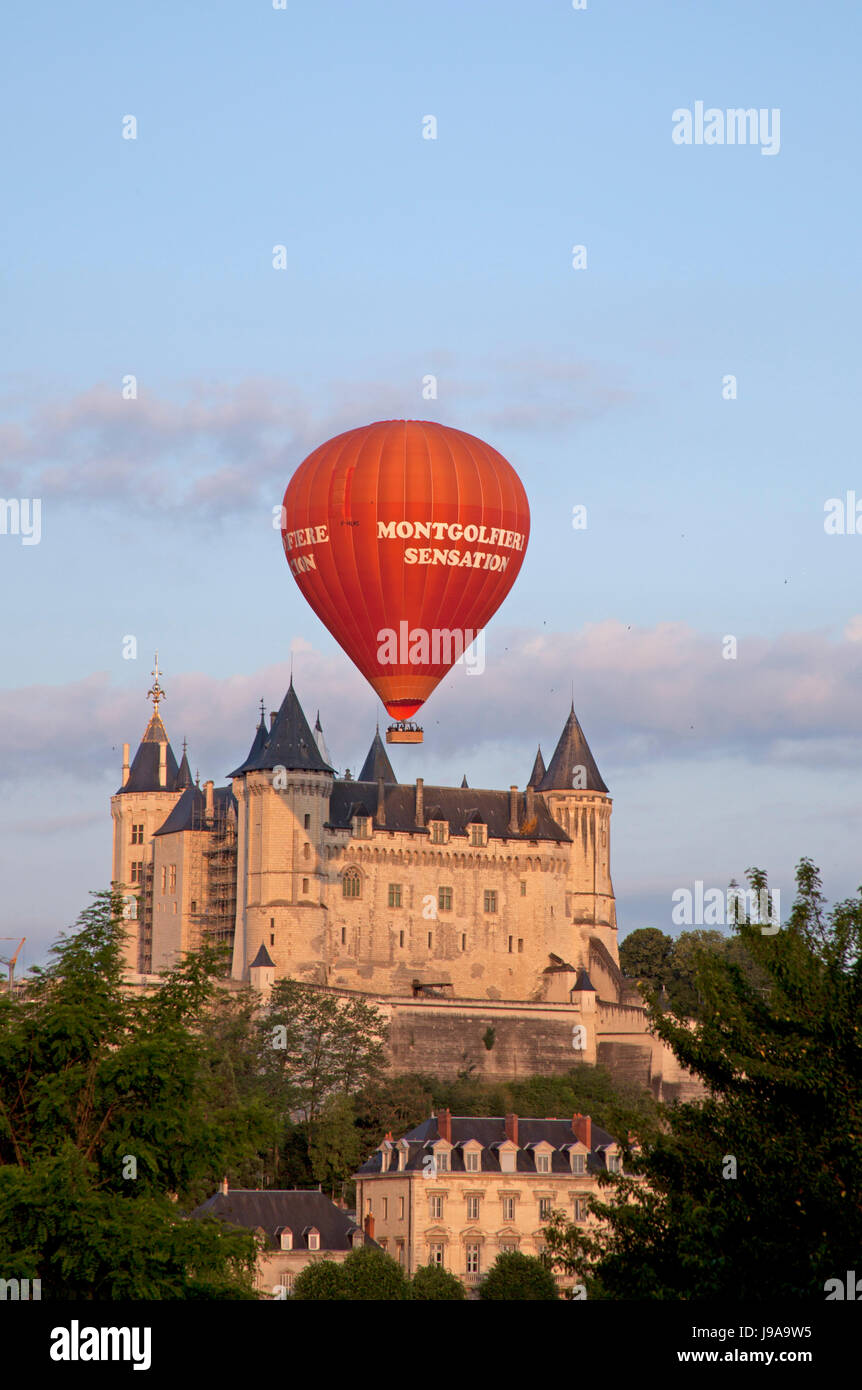 Saumur, France. 1st June, 2017. Hot air balloon flying over Saumur Chateau bathed in warm sunshine just after sunrise, Pays de la Loire. 15 degrees with an expected 27 degrees during the day Stock Photo