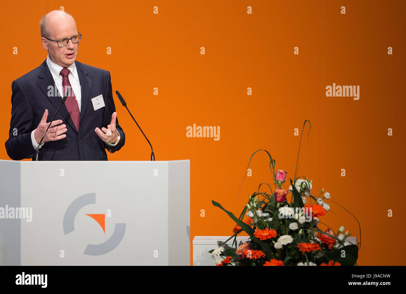 Braunschweig, Germany. 1st June, 2017. Heinz Joerg Fuhrmann, CEO of Salzgitter AG, speaking to shareholders at the general meeting of Salzgitter AG in Braunschweig, Germany, 1 June 2017. Photo: Silas Stein/dpa/Alamy Live News Stock Photo