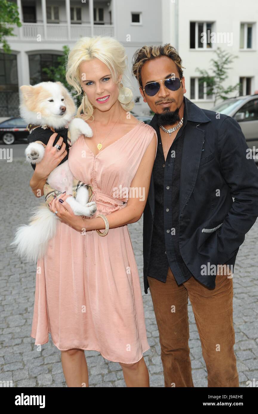 Indian-American pop singer Reggie Benjamin and his wife Iwona Burnat ...