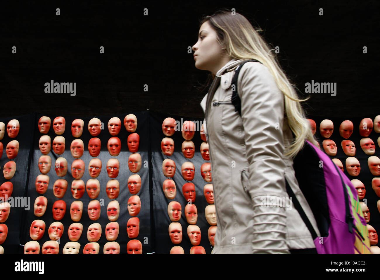 Sao Paulo, Brazil. 1st June, 2017. Rio de Paz / SP, affiliated to the UN DPI, holds a public demonstration this Thursday (01) from 6 a.m. to 2 p.m. on Avenida Paulista (MASP) in São Paulo. The installation of the red-painted masks, presented last week in Brasilia and Rio de Janeiro, is now in the Masp Vão Livre on Paulista Avenue. The masks symbolize the feeling of shame that should have been stamped on the face of the Brazilian political class because of its involvement with corruption scandals revealed by the Lava-Jato operation. June 1, 2017. Credit: FotoRua/Alamy Live News Stock Photo
