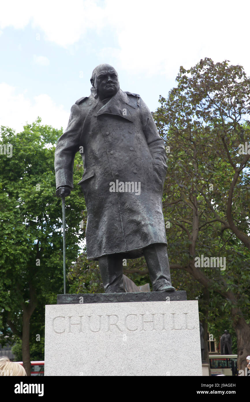 London, UK. 1st June, 2017. Sunshine continues during half term in London. Sir Winston Churchill statue in Parliament Square.Credit: Keith Larby/Alamy Live News Stock Photo