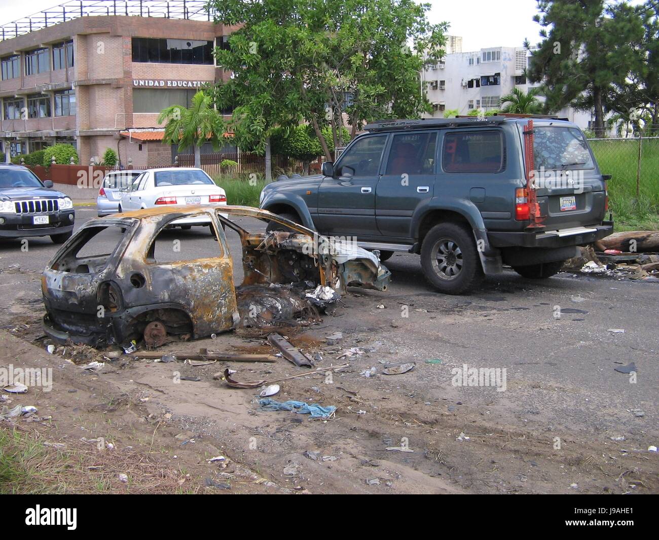 Ciudad Guayana, Puerto Ordaz, Venezuela. June 1, 2017. Anti-government protests continue in several areas of this South American country. Solid waste materials, garbage bags, tree branches, pneumatic tires and even burned vehicles are part of the objects that hinder several of the roads in this city causing serious obstacles in the automotive traffic. Credit: Jorgeprz / Alamy live news. Stock Photo