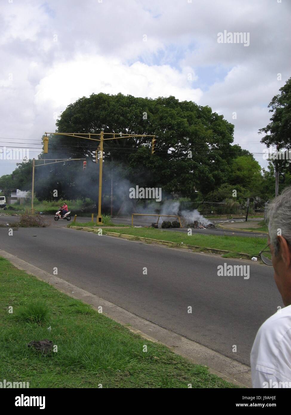 Ciudad Guayana, Puerto Ordaz, Venezuela. June 1, 2017. Anti-government protests continue in several areas of this South American country. Solid waste materials, garbage bags, tree branches, pneumatic tires and even burned vehicles are part of the objects that hinder several of the roads in this city causing serious obstacles in the automotive traffic. Credit: Jorgeprz / Alamy live news. Stock Photo