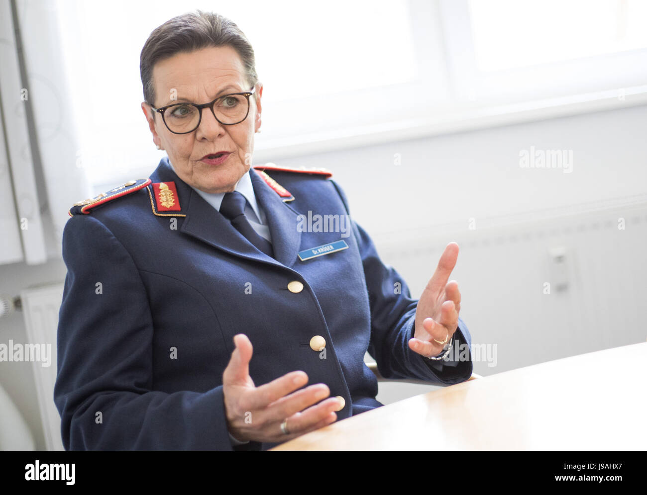 Berlin, Germany. 01st June, 2017. Gesine Krueger, Surgeon General and commanding officer of the Medical Academy of the German Armed Forces, speaks at the symposium 'Auf dem Weg zur Generalinspekteurin?' (lit. On the way to becoming the female Inspector General?) in Berlin, Germany, 01 June 2017. Krueger is currently the highest-ranking female officer serving in the German Armed Forces. Photo: Jörg Carstensen/dpa/Alamy Live News Stock Photo