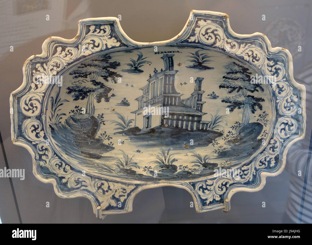 Talavera oval platter with rocaille waved rim, ceramic and oriental architecture   Museo Nacional de Artes Decorativas   Madrid, Spain   DSC08098 Stock Photo