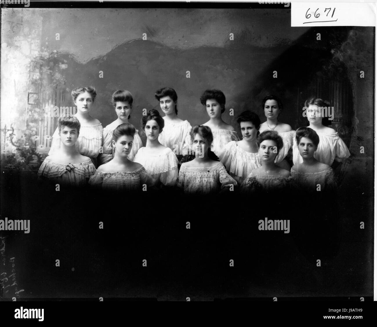 womens-art-group-hi-res-stock-photography-and-images-alamy
