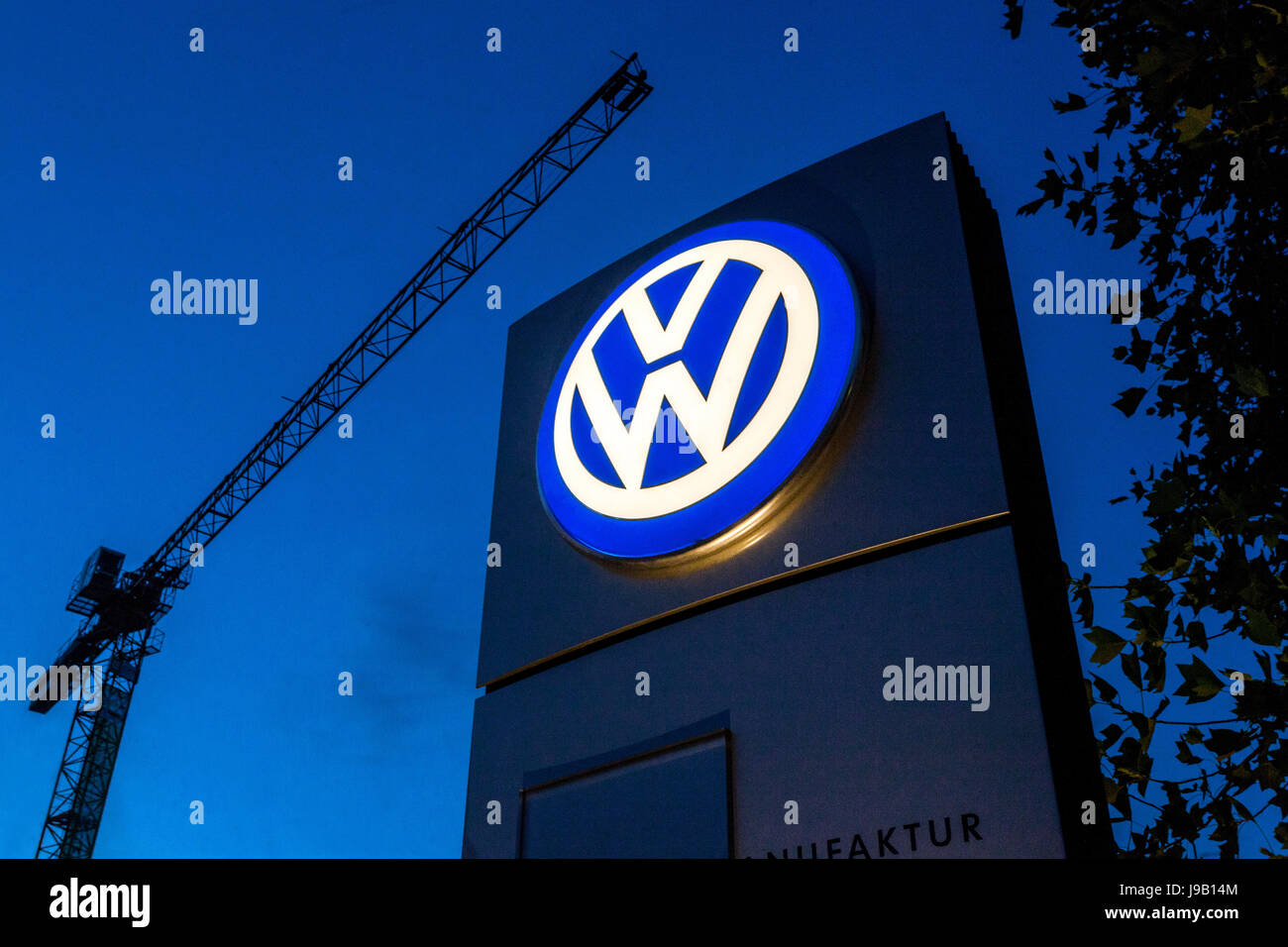 Volkswagen logo in front of Glaeserne Manufaktur, Transparent Factory, Volkswagen Factory, Auto manufacturing, Dresden, Saxony, Germany, Europe Stock Photo
