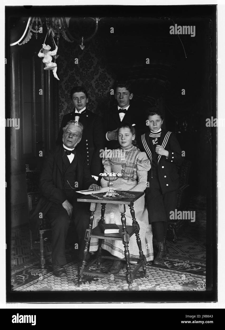 Olie Jzn, Jacob (1834 1905) met zijn 4 kinderen (max res) Stock Photo