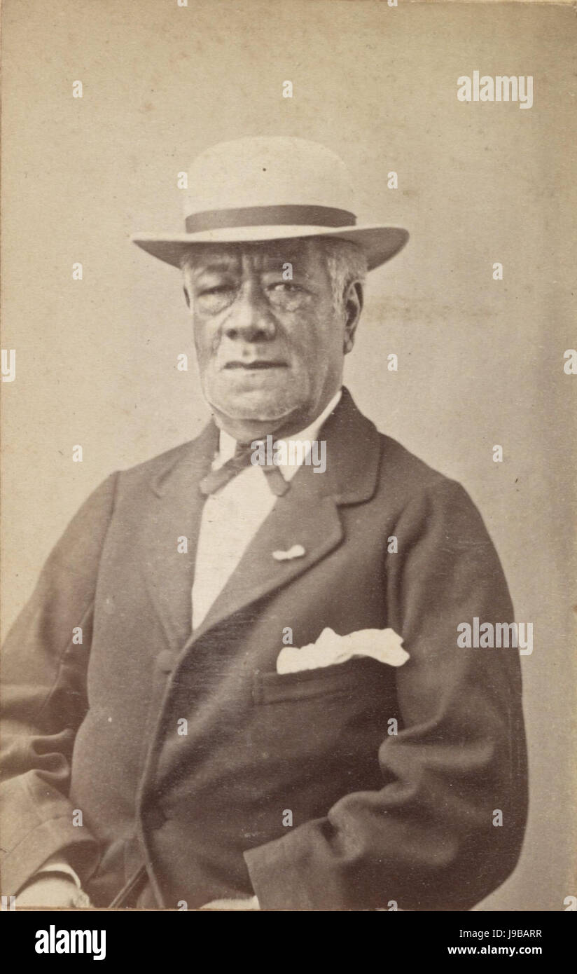 Paul Kanoa, Hawaii album, p. 9, portraits of Hawaiian women, men and a