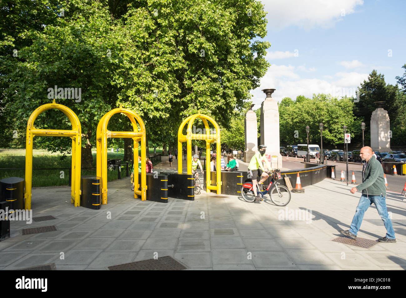 Metal barriers hires stock photography and images Alamy