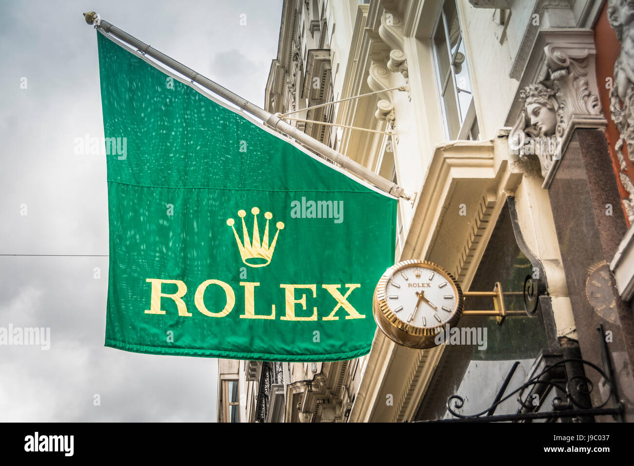 Forudsætning Absay Gentagen Rolex Boutique, next door to the Royal Arcade on Old Bond Street, London,  UK Stock Photo - Alamy