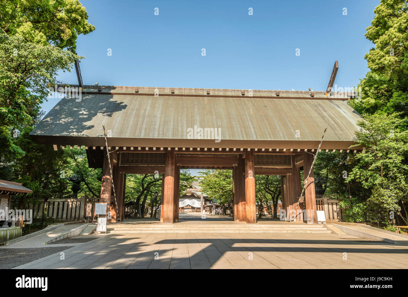 Shinmon Gate at the entrance of the Imperial Shrine of Yasukuni, informally known as the Yasukuni Shrine, is a Shinto shrine in Chiyoda, Tokyo, Japan  Stock Photo