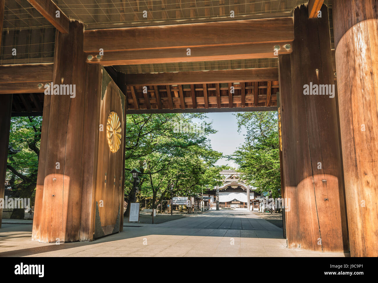 Shinmon Gate at the entrance of the Imperial Shrine of Yasukuni, informally known as the Yasukuni Shrine, Chiyoda, Tokyo, Japan Stock Photo