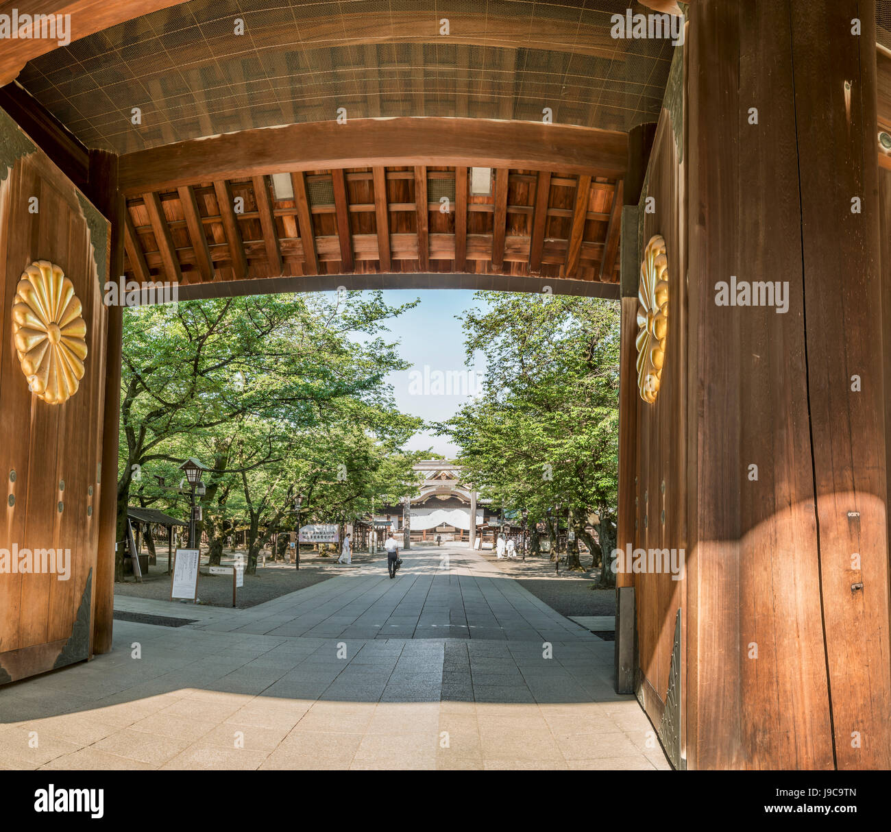 Shinmon Gate at the entrance of the Imperial Shrine of Yasukuni, informally known as the Yasukuni Shrine, Chiyoda, Tokyo, Japan Stock Photo