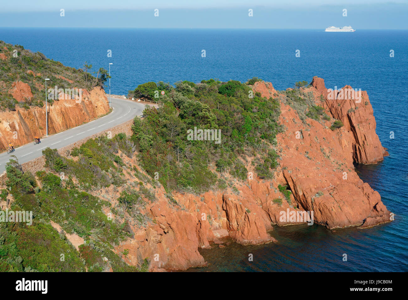 Two cyclists on the scenic Corniche d'Or of the Esterel Massif. Le Trayas, Var, French Riviera, France. Stock Photo