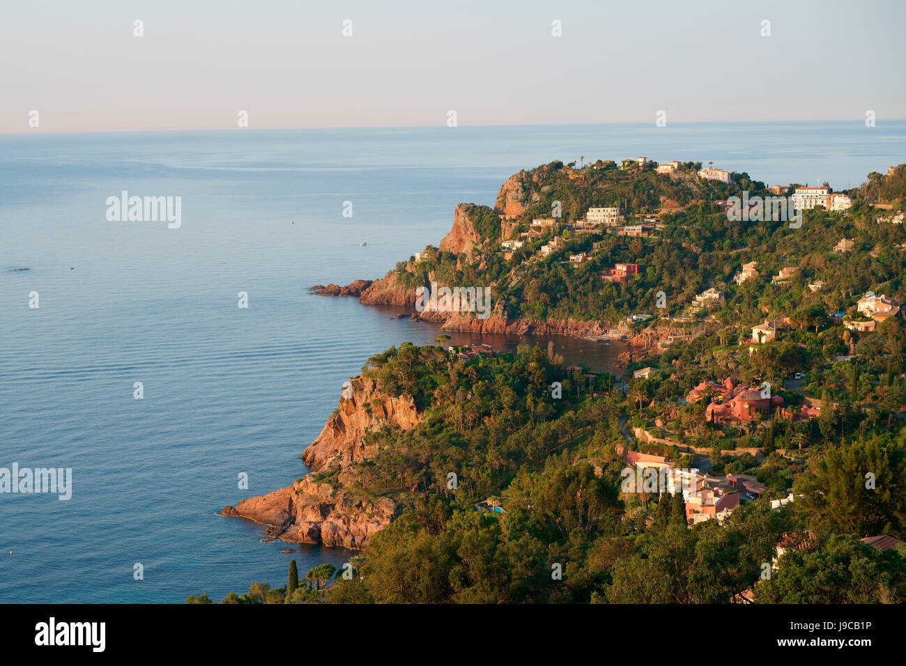 Luxurious villas perched high on the unforgiving (but so beautiful) terrain of the Esterel Massif. Théoule-sur-Mer, French Riviera, France. Stock Photo