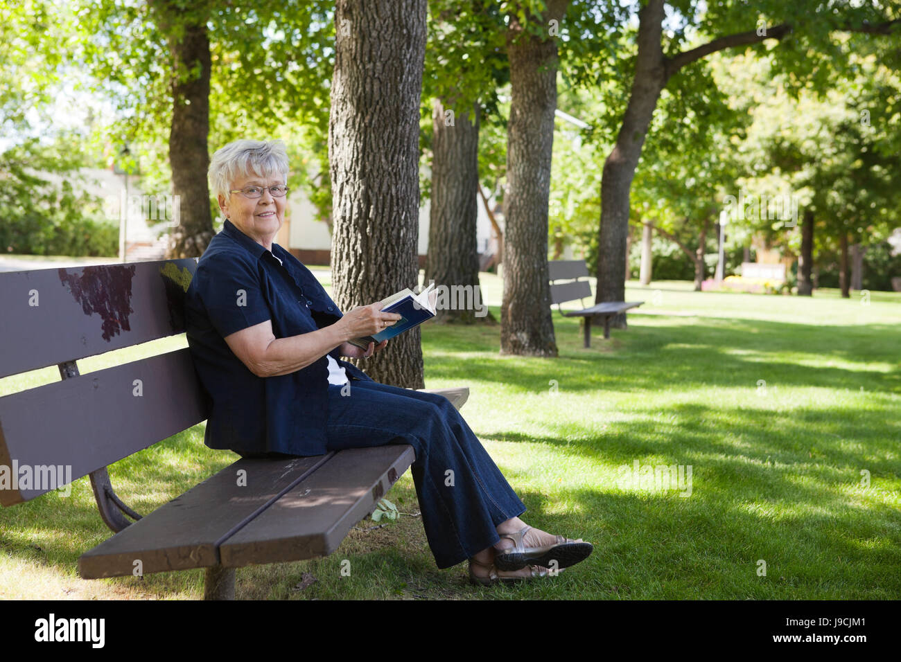 Дама постарше рассказ. Пожилая женщина на лавочке. Пожилая женщина на скамейке. Пожилая женщина в парке. Чтение на скамейке.